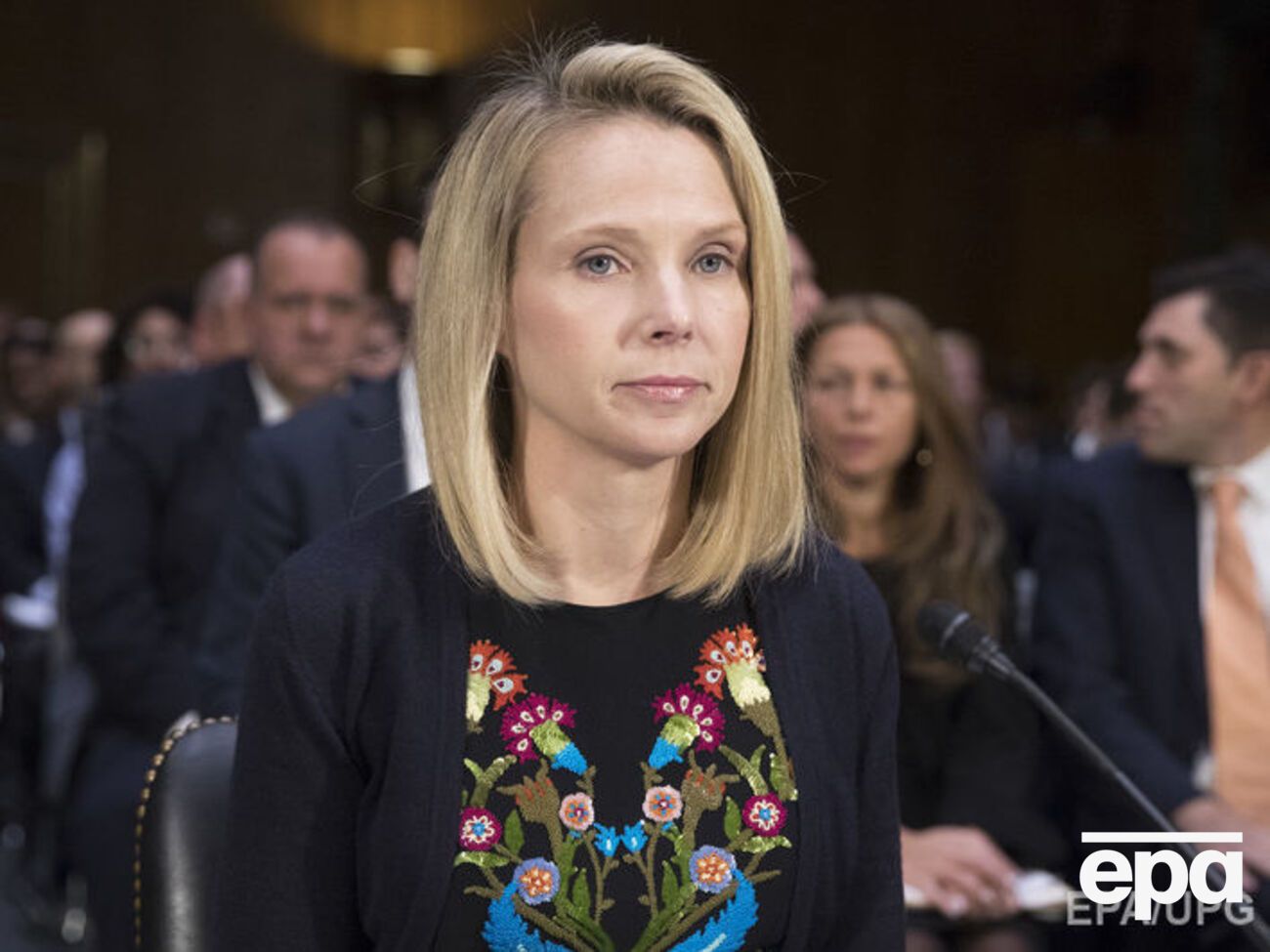 Майєр заявила, що після інформації про злам Yahoo! попросила користувачів змінити паролі і вжила заходів для посилення безпеки