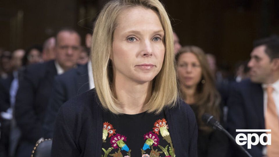 Майєр заявила, що після інформації про злам Yahoo! попросила користувачів змінити паролі і вжила заходів для посилення безпеки
