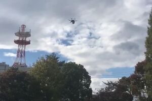 Безпілотник розкидав цукерки