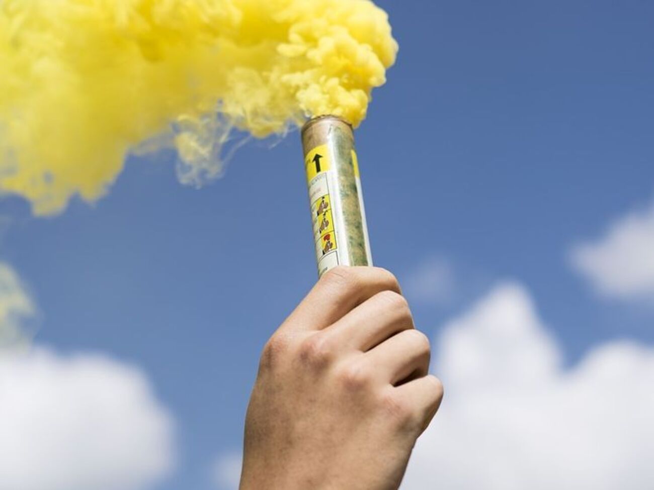 Неизвестные забросали шашками и файерами ресторан в центре Киева