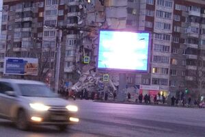 Обвалилися всі поверхи під'їзду