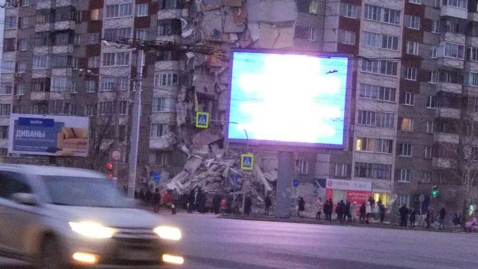 Обвалилися всі поверхи під'їзду