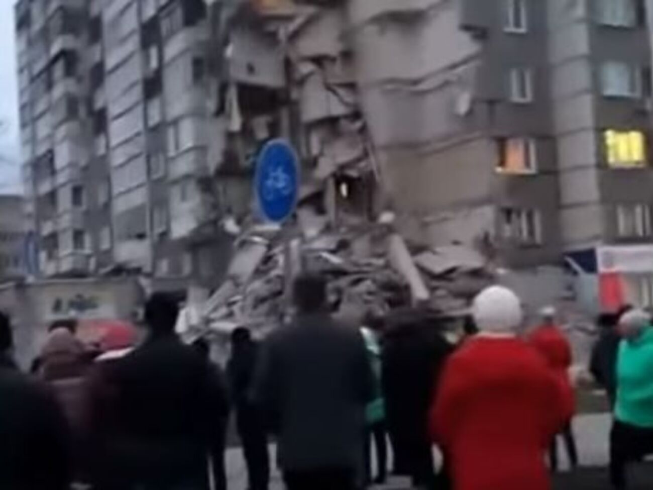Біля під'їзду, який обвалився, зібрався натовп роззяв