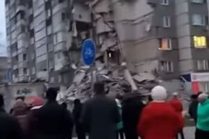 Біля під'їзду, який обвалився, зібрався натовп роззяв