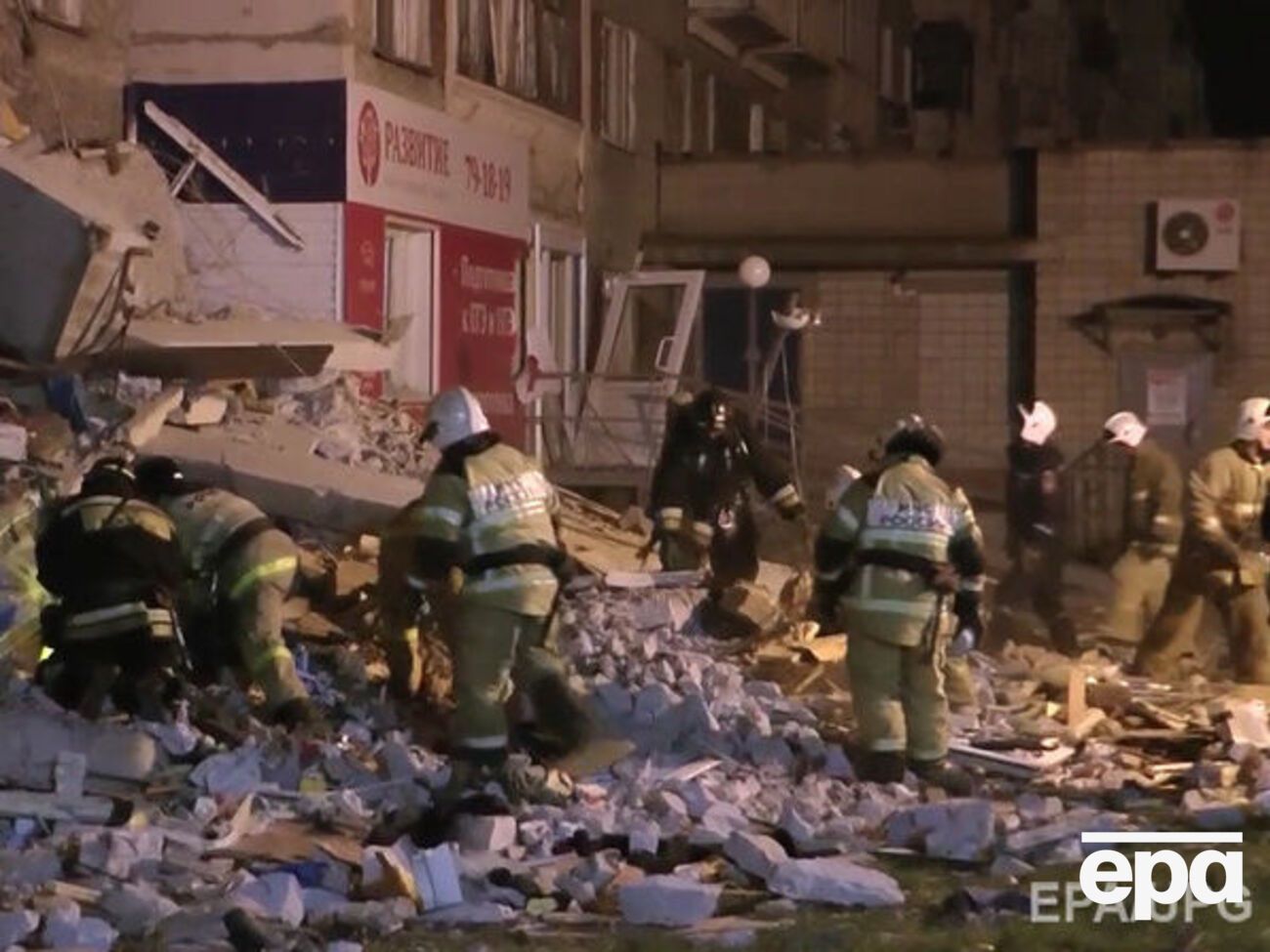 Сообщается, что под развалинами остаются пострадавшие