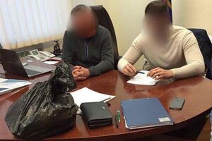 Посадовця і його спільника затримали 24 березня