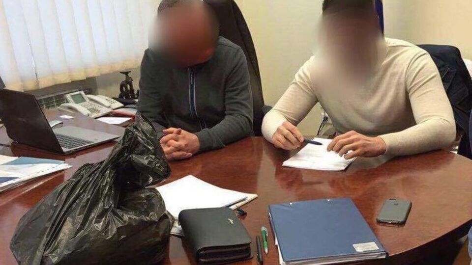Чиновник и его сообщник были задержаны 24 марта