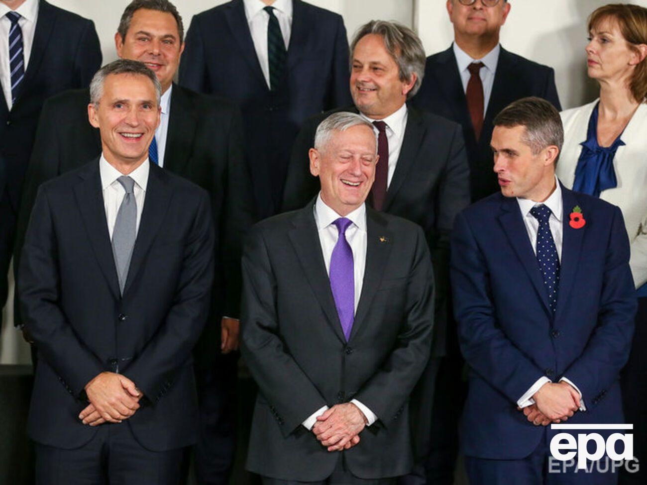 Мэттис (в центре) принял участие во встрече министров обороны стран НАТО