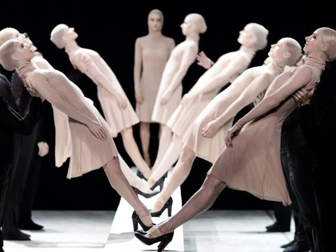 У грудні можна відвідати різдвяні шоу та концерти, а також подивитися модерн-балет Radio and Juliet