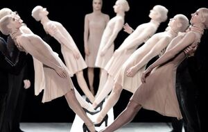 У грудні можна відвідати різдвяні шоу та концерти, а також подивитися модерн-балет Radio and Juliet