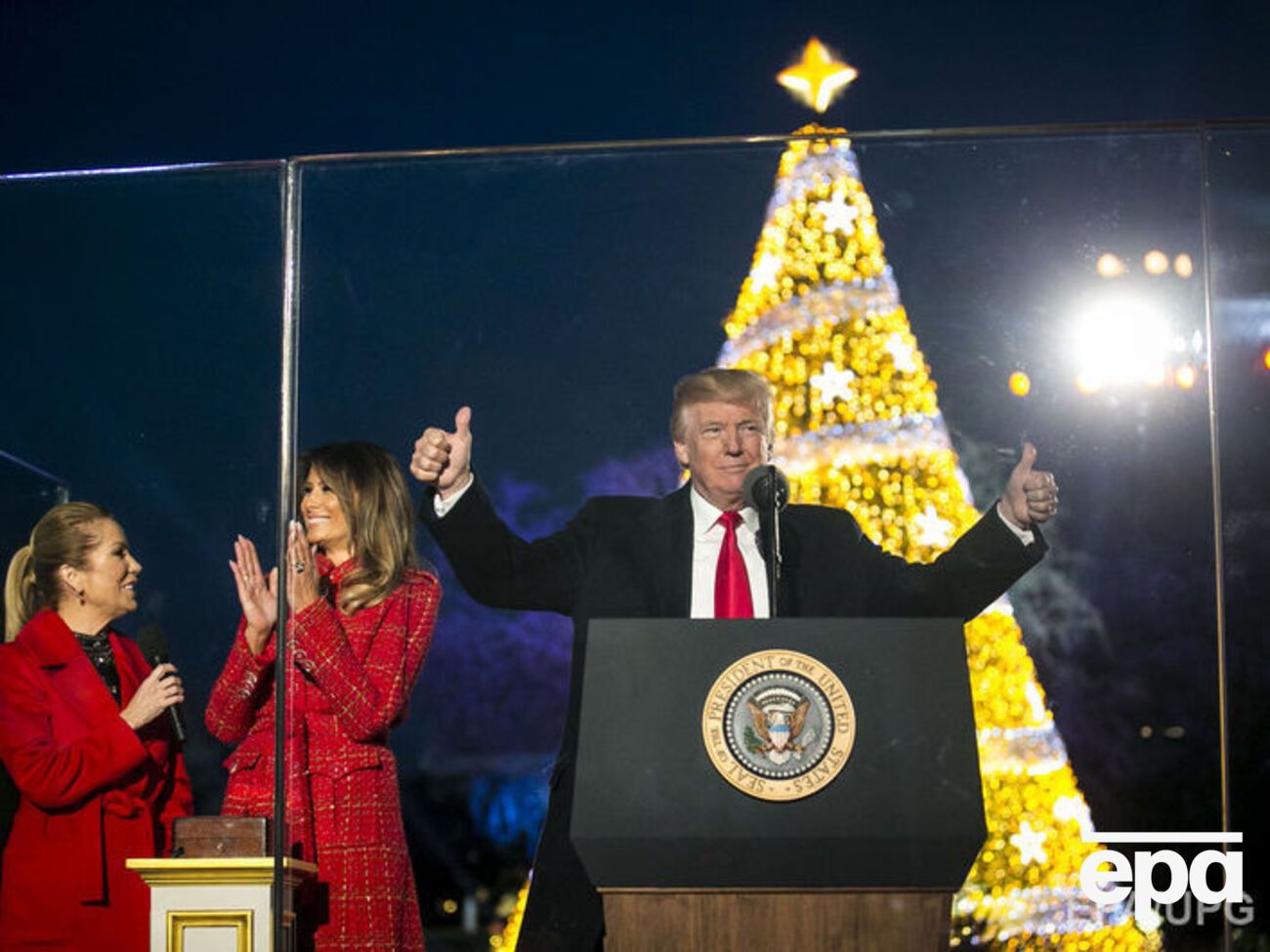 Трамп поздравил американцев с наступающими праздниками