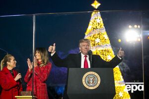 Трамп поздравил американцев с наступающими праздниками