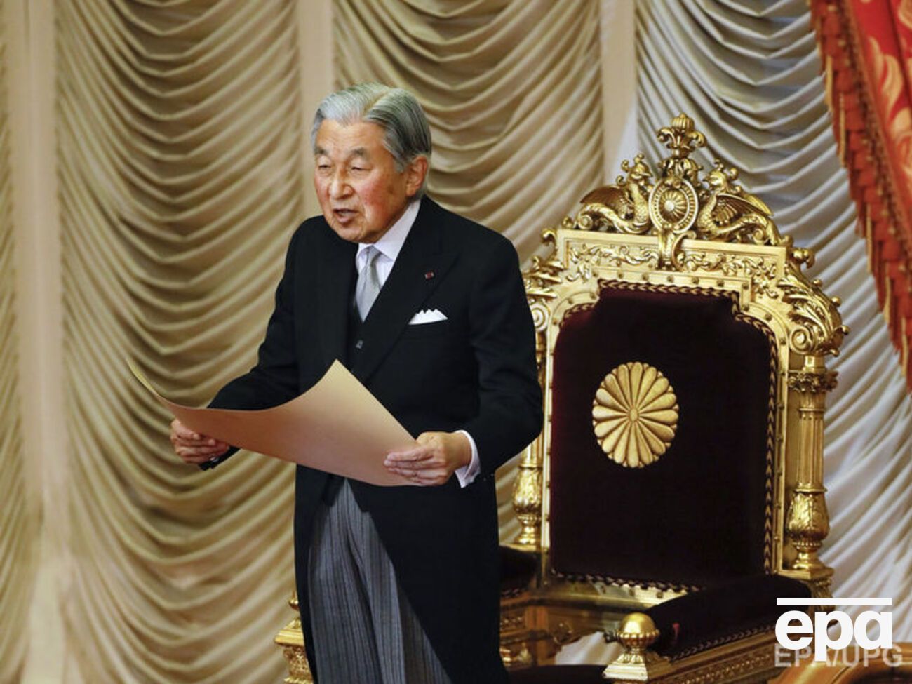 Акихито отречется от престола в 2019 году