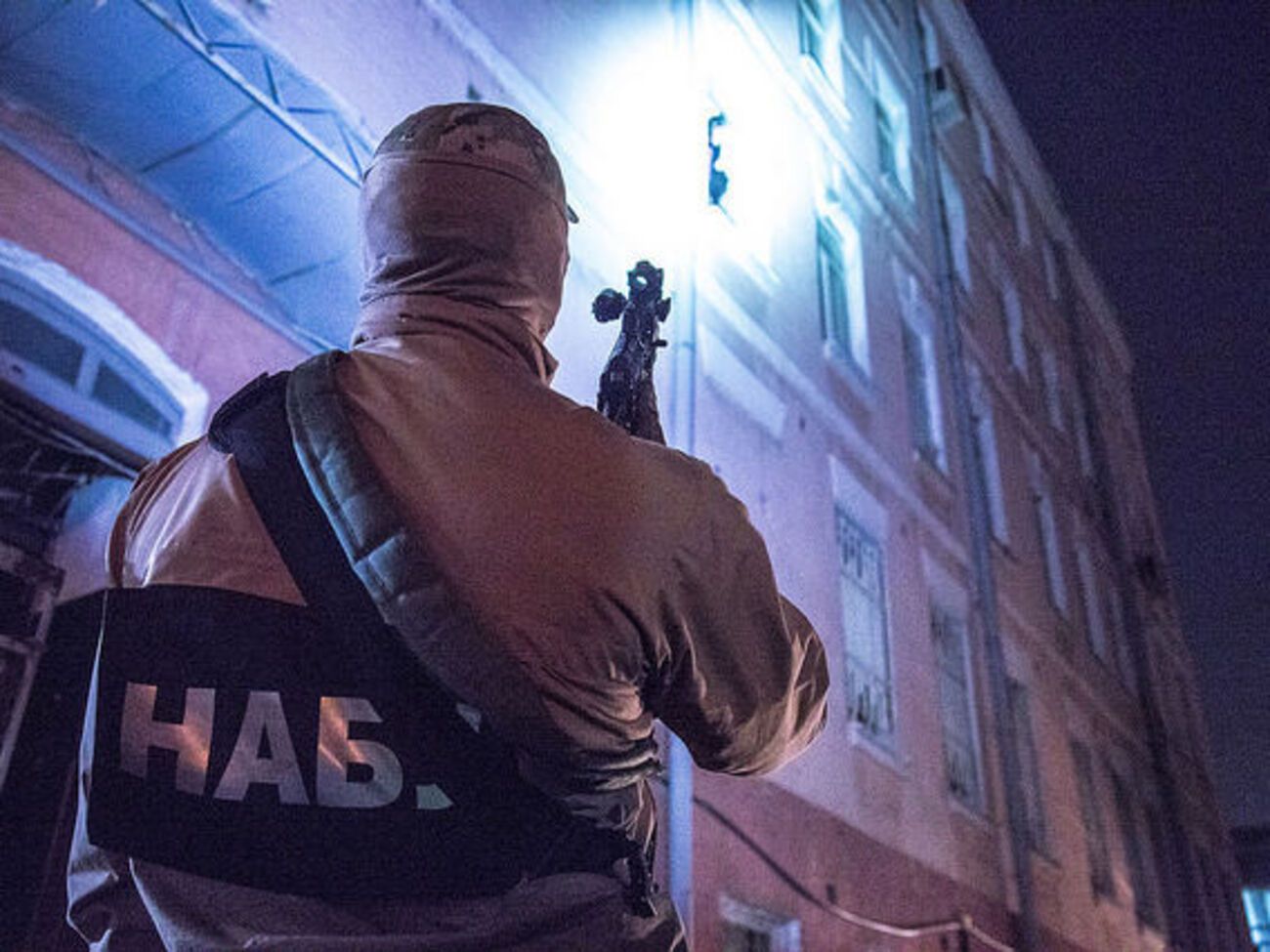 Ни один высокопоставленный чиновник не был осужден по обвинению в коррупции, НАБУ "просто отодвинуло на задний план" дела по коррупции высокого уровня, отмечает автор статьи