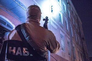 Ни один высокопоставленный чиновник не был осужден по обвинению в коррупции, НАБУ "просто отодвинуло на задний план" дела по коррупции высокого уровня, отмечает автор статьи