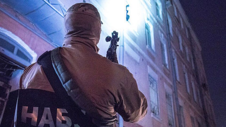 Ни один высокопоставленный чиновник не был осужден по обвинению в коррупции, НАБУ "просто отодвинуло на задний план" дела по коррупции высокого уровня, отмечает автор статьи