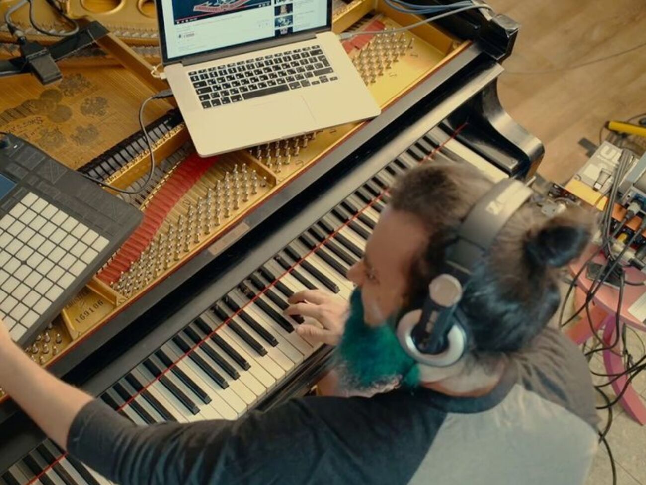 Музыкант использовал приспособления, преображающие звук