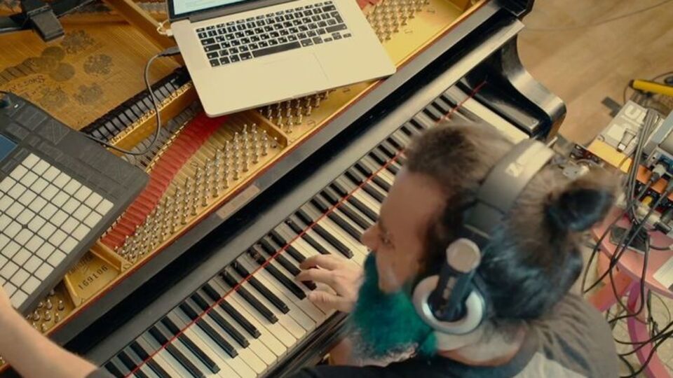 Музикант використав прилади, що перетворюють звук