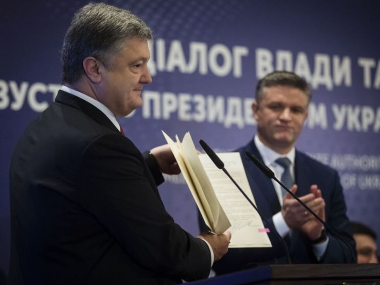 Порошенко подписал закон во время встречи с представителями бизнеса