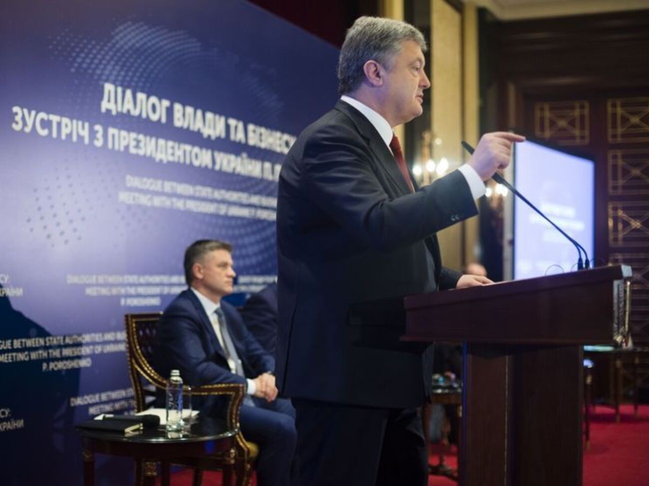 По словам Порошенко, в первоначальном варианте проекта закона предполагалось назвать ведомство службой финансовых расследований и наделить ее правом применения широкого спектра полицейских мер