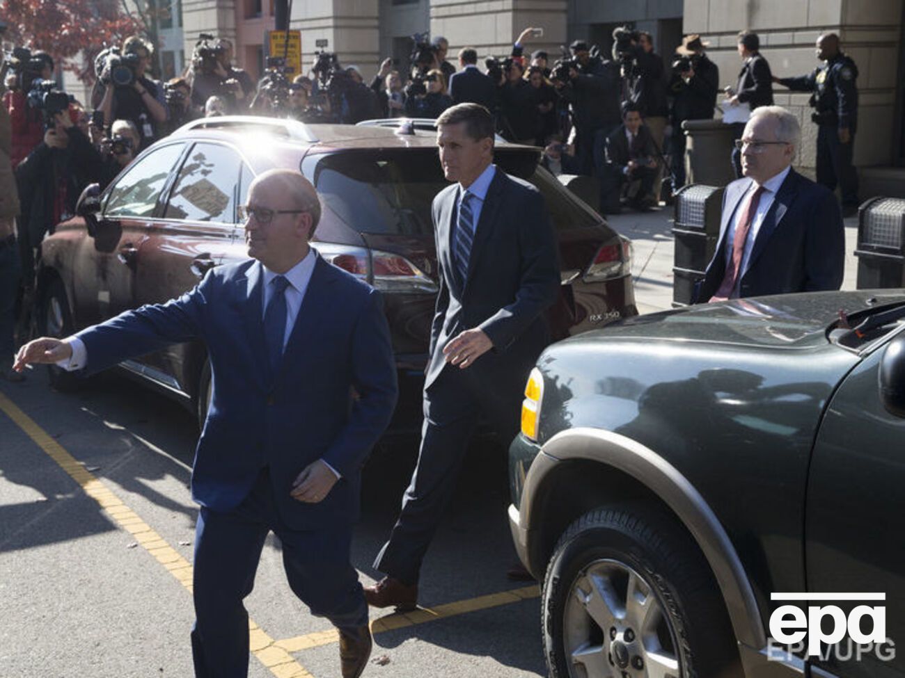 Флінн (у центрі) офіційно визнав себе винним