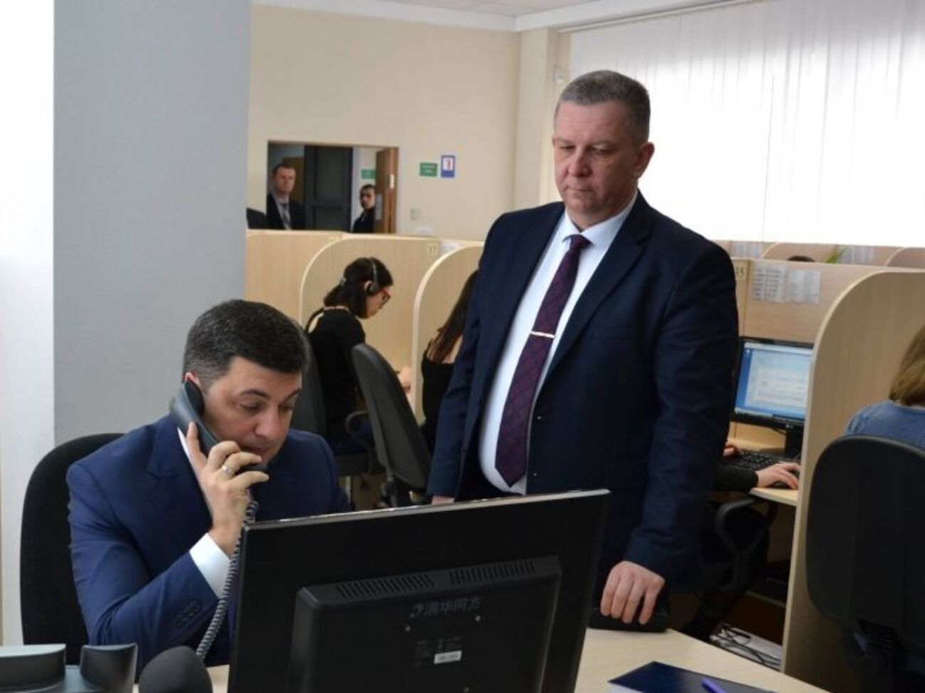 Рева (праворуч): Унесено цілу низку проектів законів