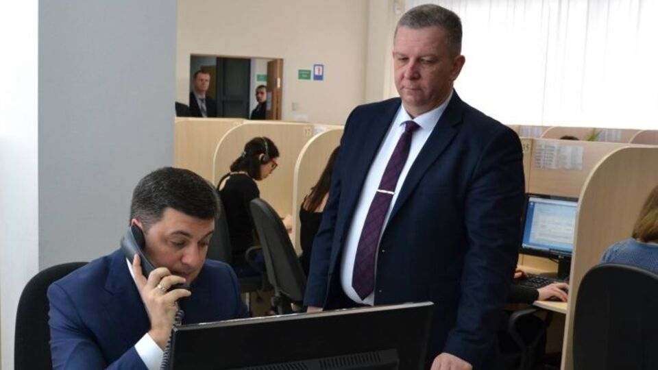 Рева (праворуч): Унесено цілу низку проектів законів
