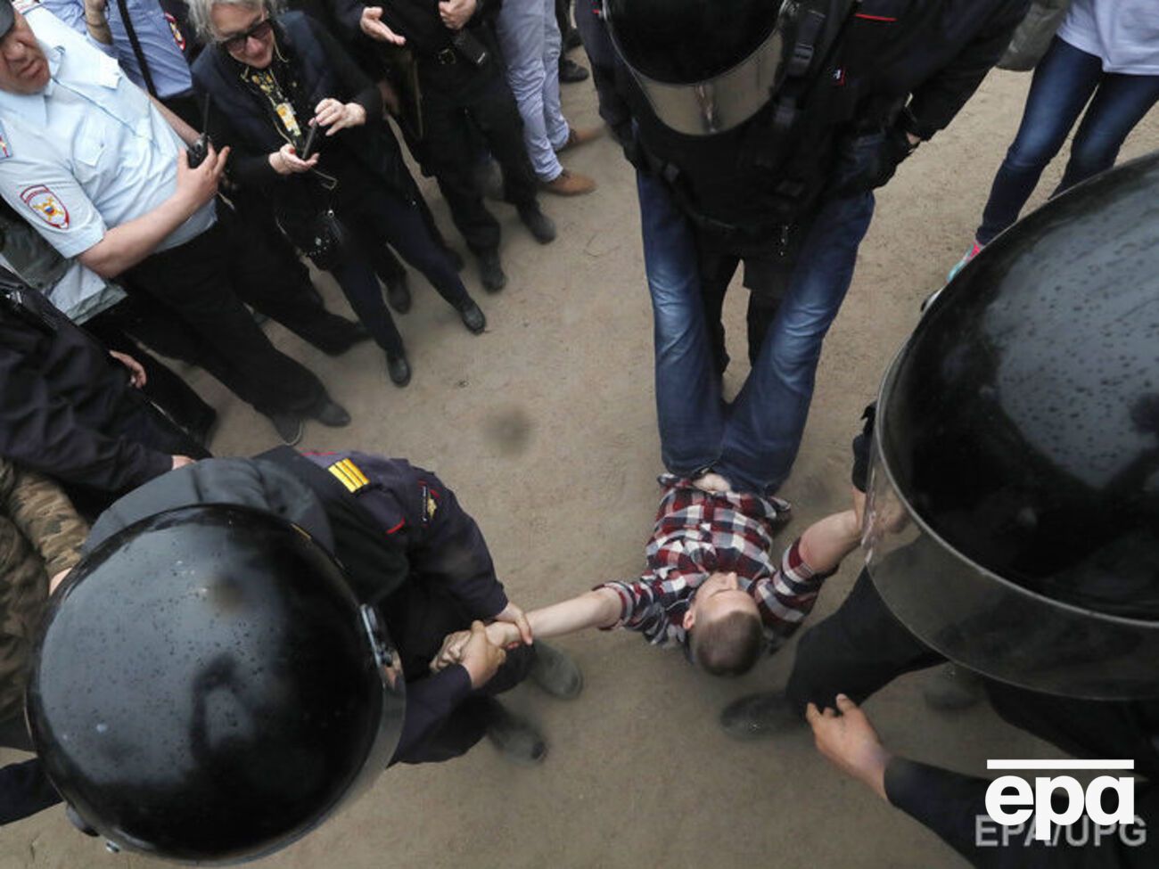 Російські сенатори побоюються, що протестні виступи молоді можуть перерости в "кольорову революцію"