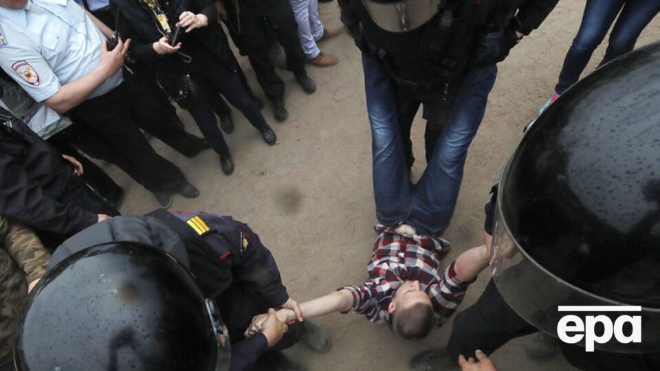 Российские сенаторы опасаются, что протестные выступления молодежи могут перерасти в "цветную революцию"