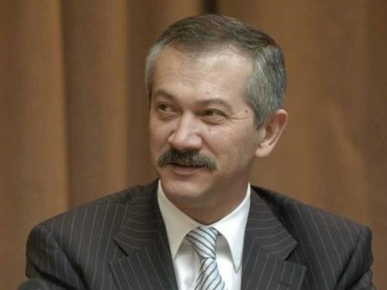 Пинзеник: Може варто заборонити всім продавати квартири, будинки, авто, інше майно?