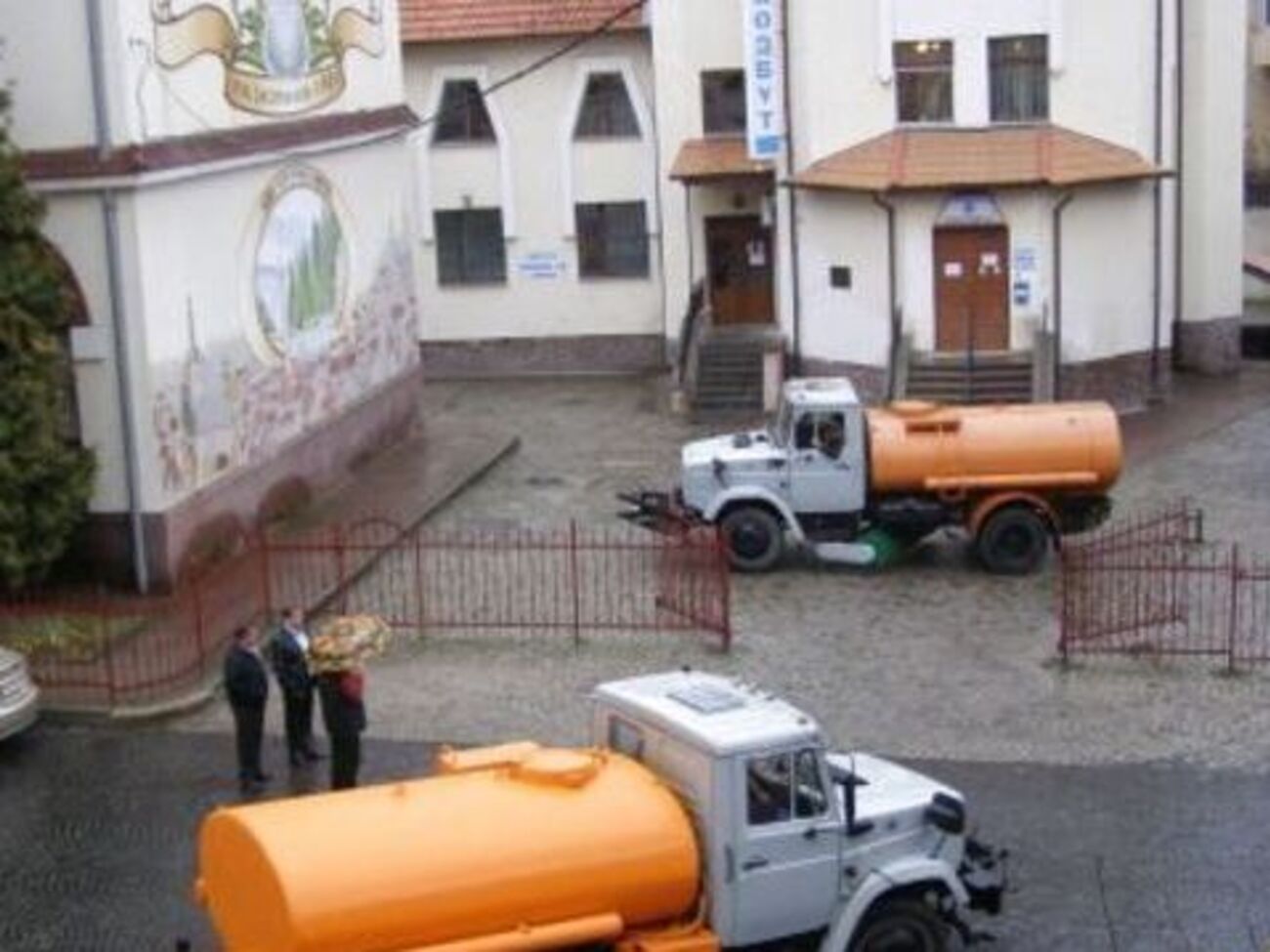 На улицах Лычаковского района будут работать восемь водовозов