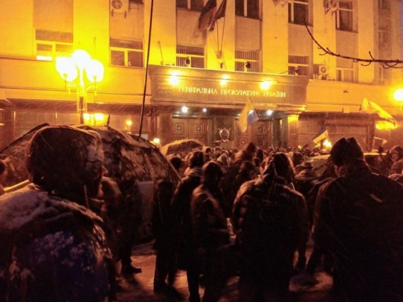 Будівлю ГПУ охороняє приблизно сотня співробітників поліції