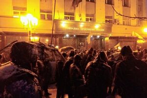 Будівлю ГПУ охороняє приблизно сотня співробітників поліції