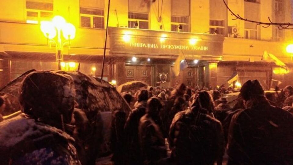 Здание ГПУ охраняют около сотни сотрудников полиции