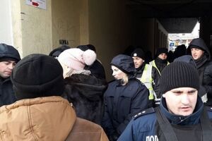 Біля будівлі суду збираються активісти