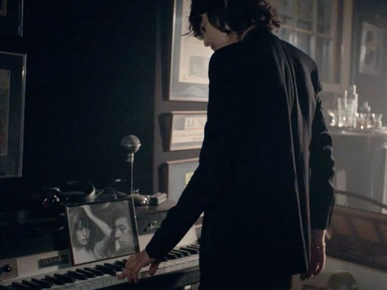 В одном из кадров Шарлотта Генсбур показала фото своих родителей