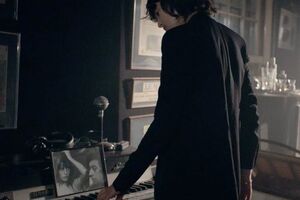 В одном из кадров Шарлотта Генсбур показала фото своих родителей