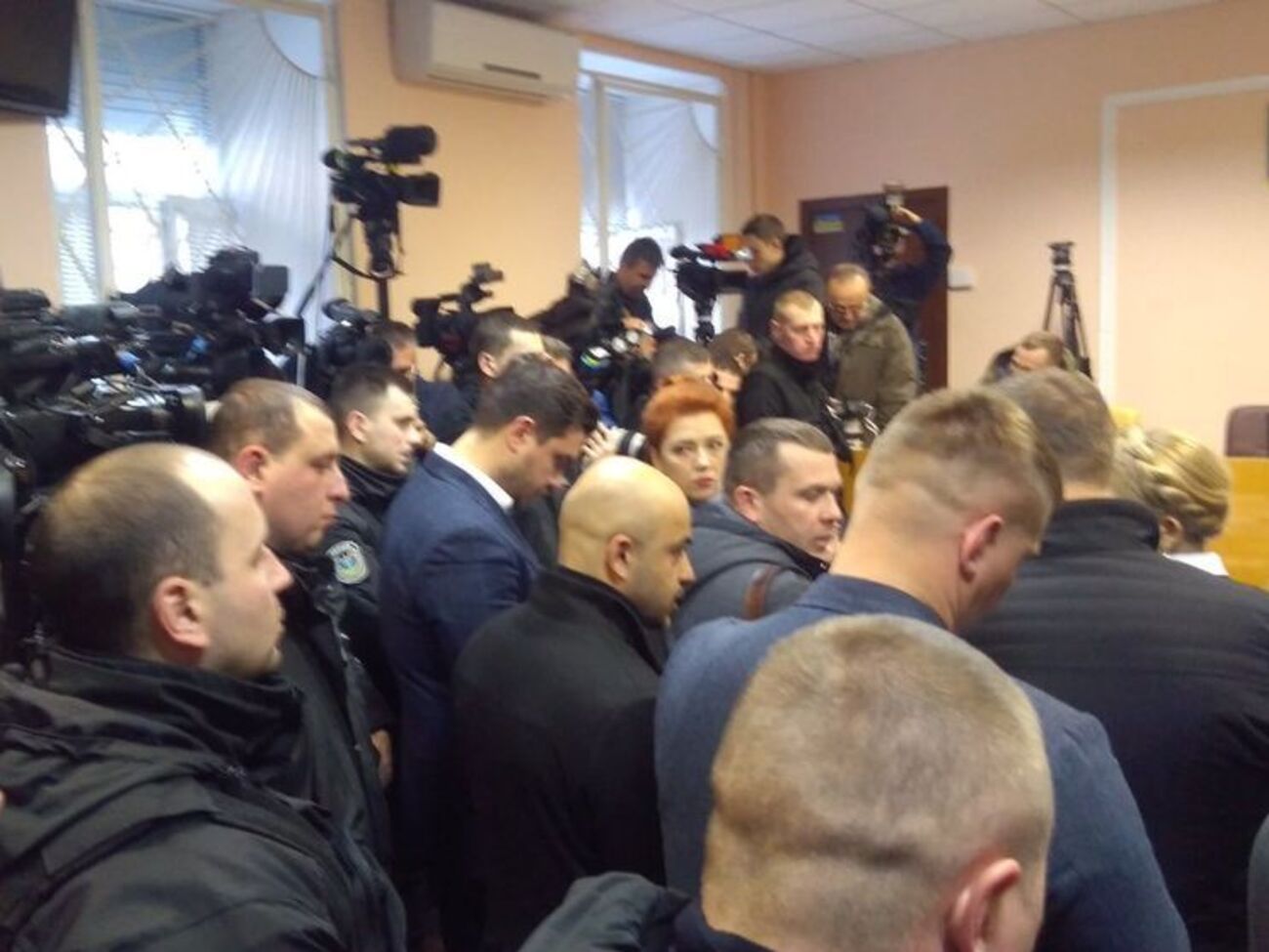 У Печерський суд прийшли нардепи