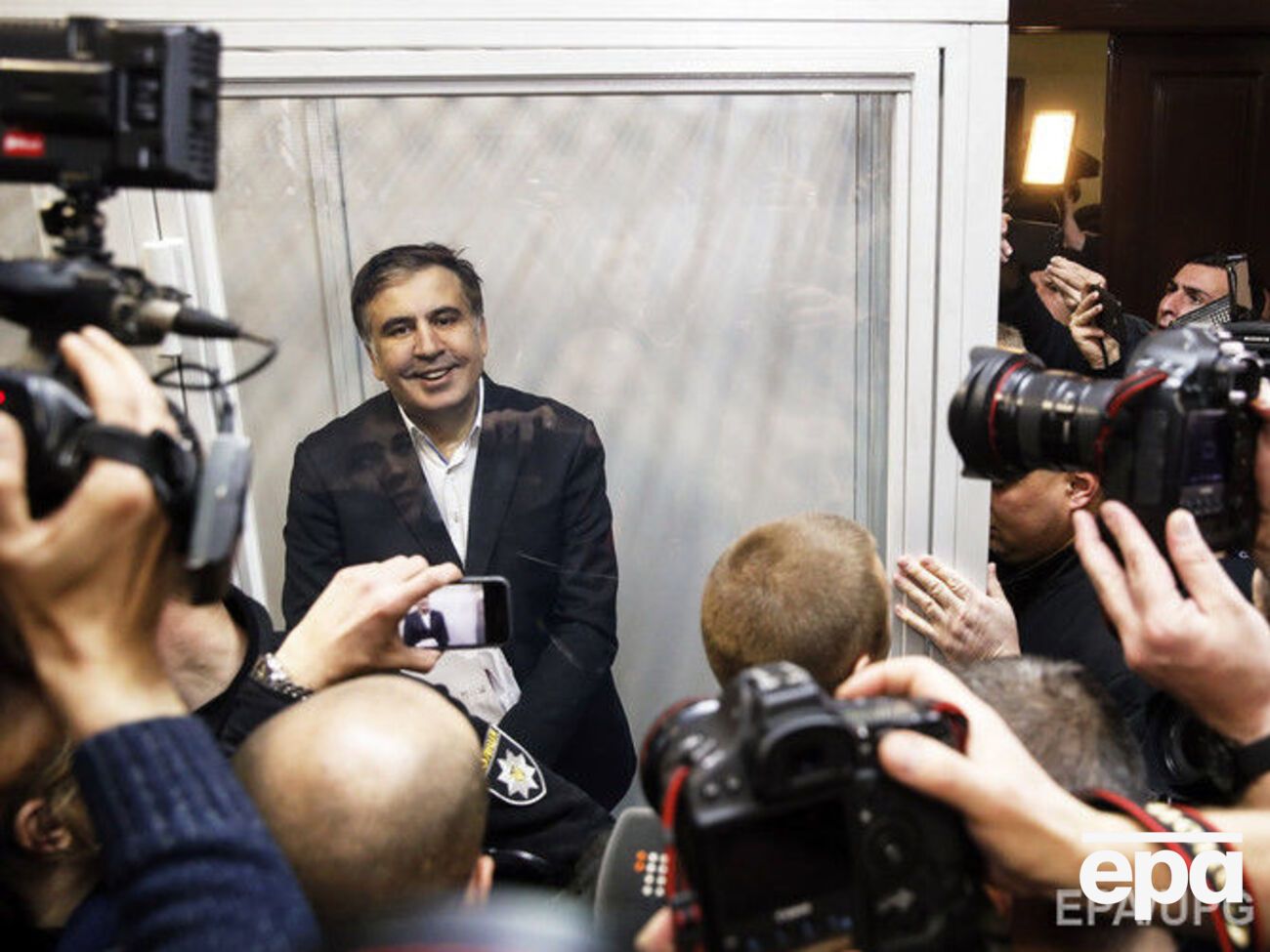 Суд избирает меру пресечения Саакашвили. Фоторепортаж