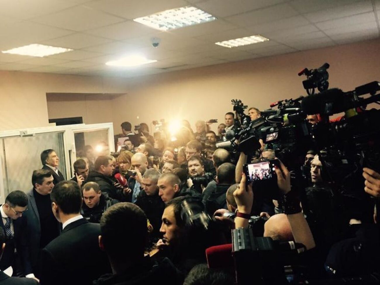 В Печерском райсуде продолжается заседание по избранию Саакашвили меры пресечения