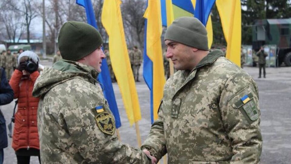 Кокорев (на фото справа) говорит, что ни полиция, ни военная прокуратура его не допрашивали