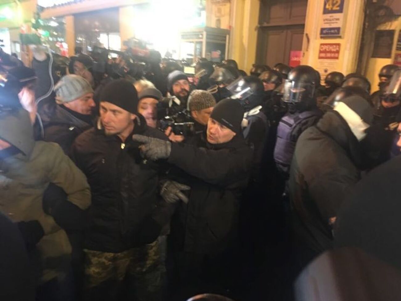 Сторонники встречали Саакашвили у здания суда