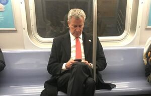 Де Блазио сидит в вагоне метро