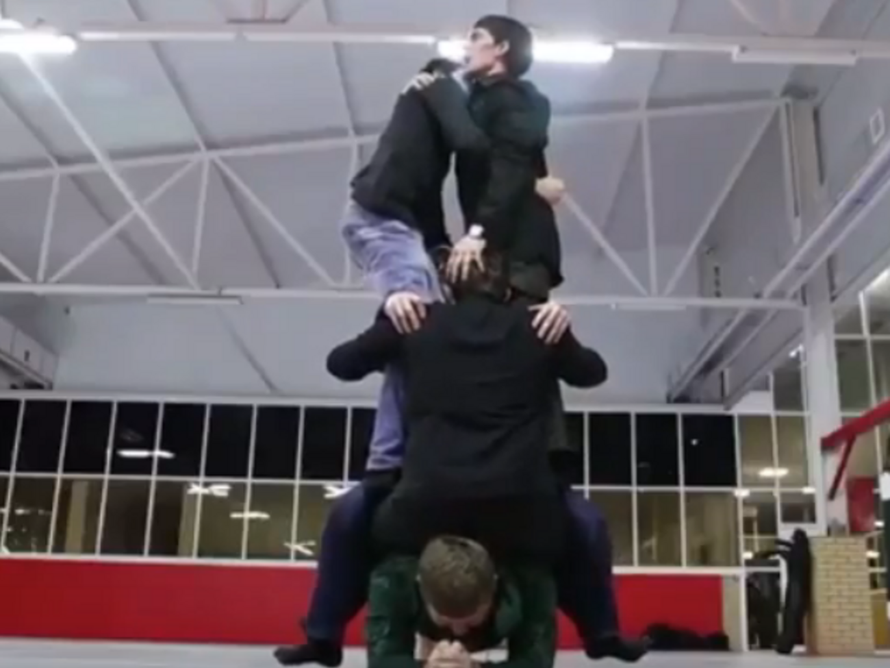 Кадыров сделал планку с "грузом" в 291 кг