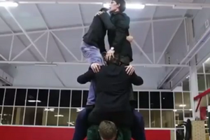 Кадыров сделал планку с "грузом" в 291 кг