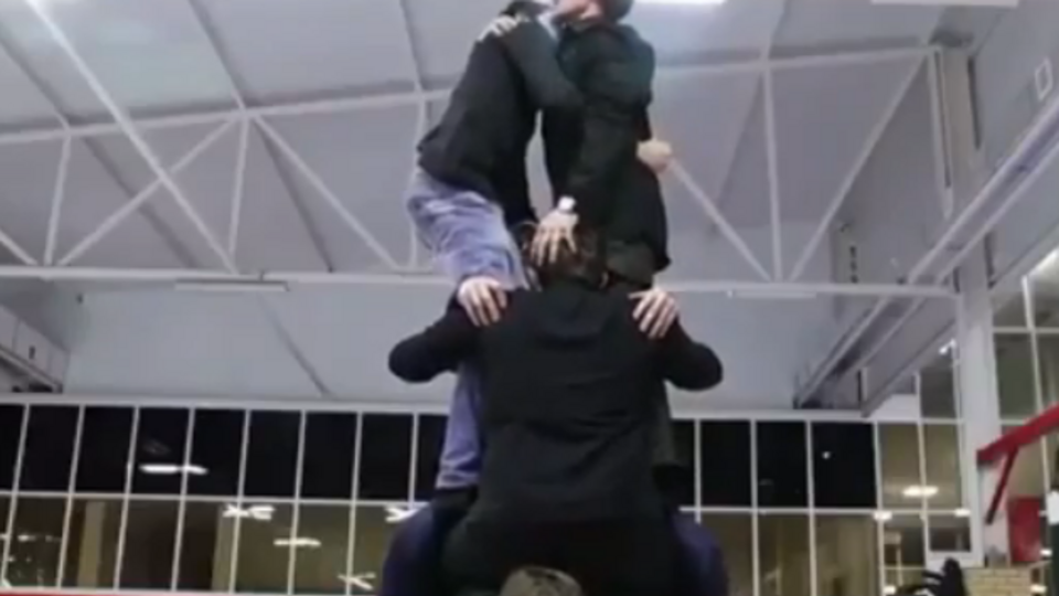 Кадиров зробив планку з "вантажем" 291 кг