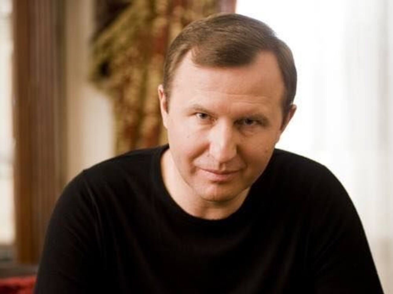 Генпрокурору сьогодні складніше за всіх. Але він не бігає, не ховає очі. І вкотре йде проти "тренду"