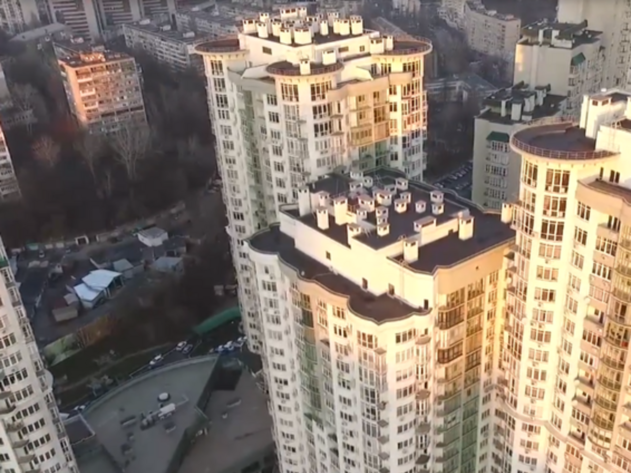 Квартира розташована в елітному житловому комплексі "Смарагд"