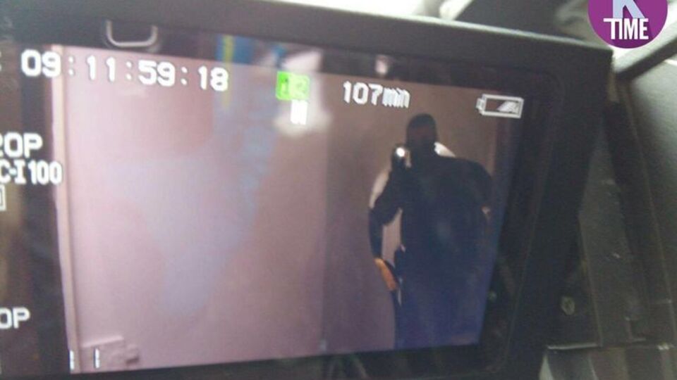 У Klymenko Time повідомили, що співробітники СБУ і прокуратури закрилися зсередини студії