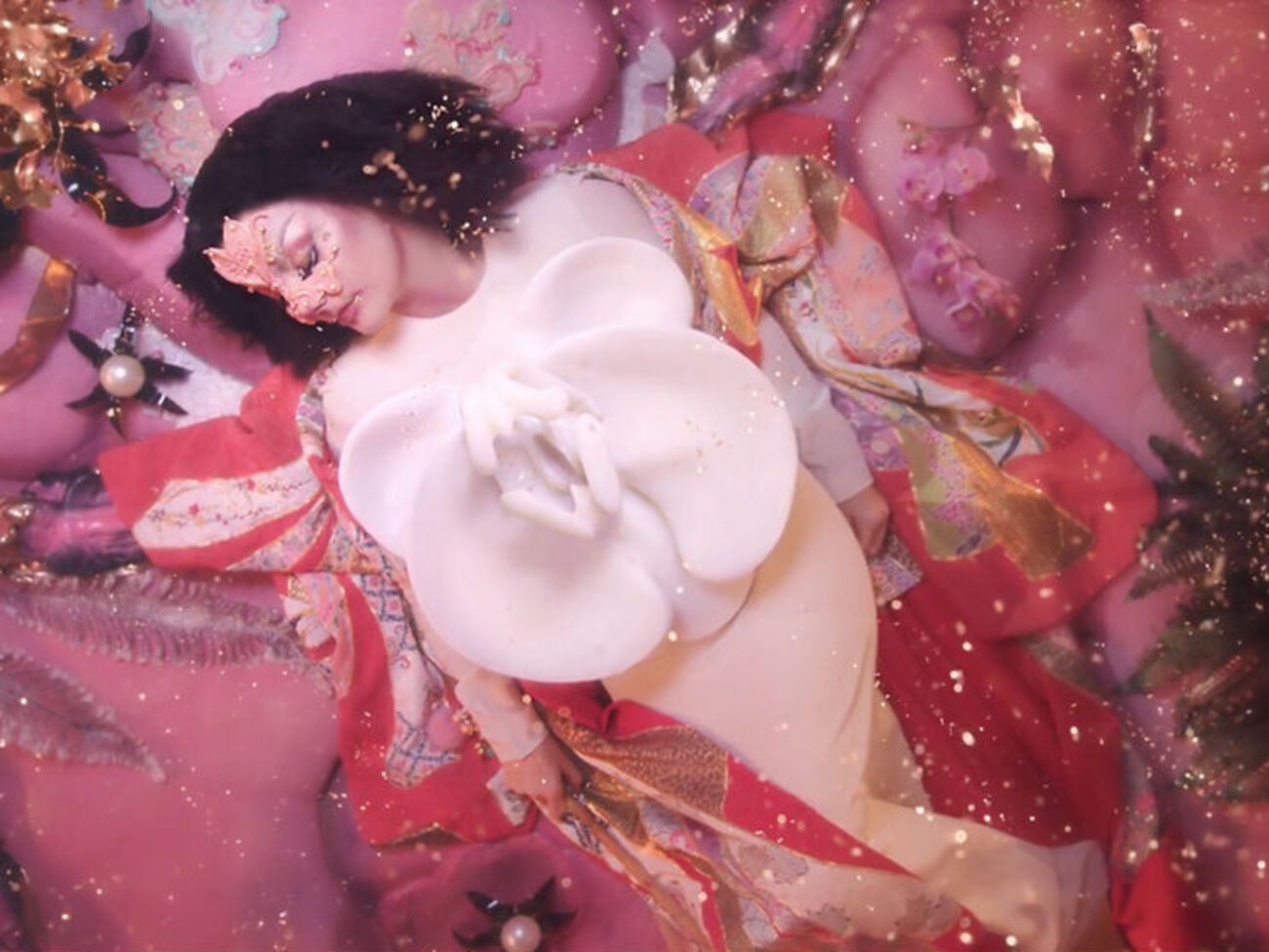 Бьорк предстала в образе цветка